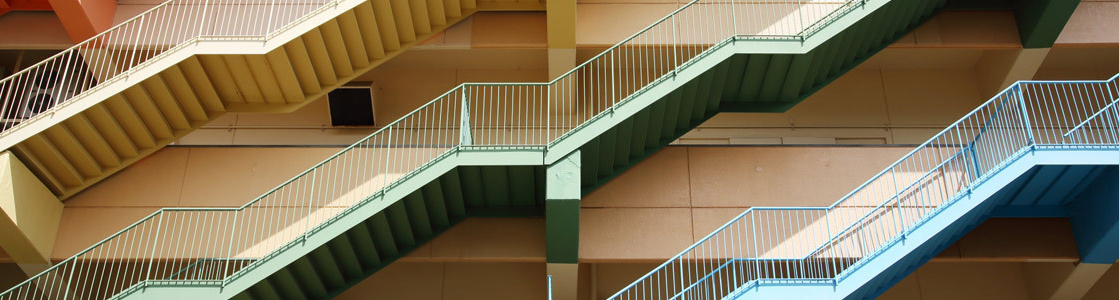 福岡で定期報告が赤外線診断で格安で出来る巧総合コンサルタントの調査対象ビルの階段