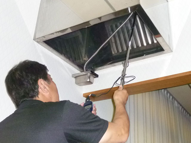 福岡で業界最安を目指す定期報告と赤外線診断の弊社の防火機器検査の模様