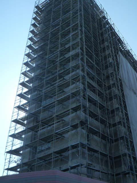 福岡県で特定建築物定期報告と赤外線診断を得意とする当社の足場架設のデメリットイメージ